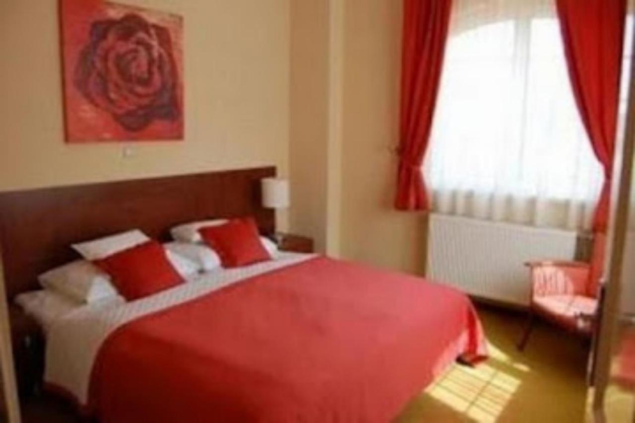 Staff Guest House Nyíregyháza Eksteriør billede
