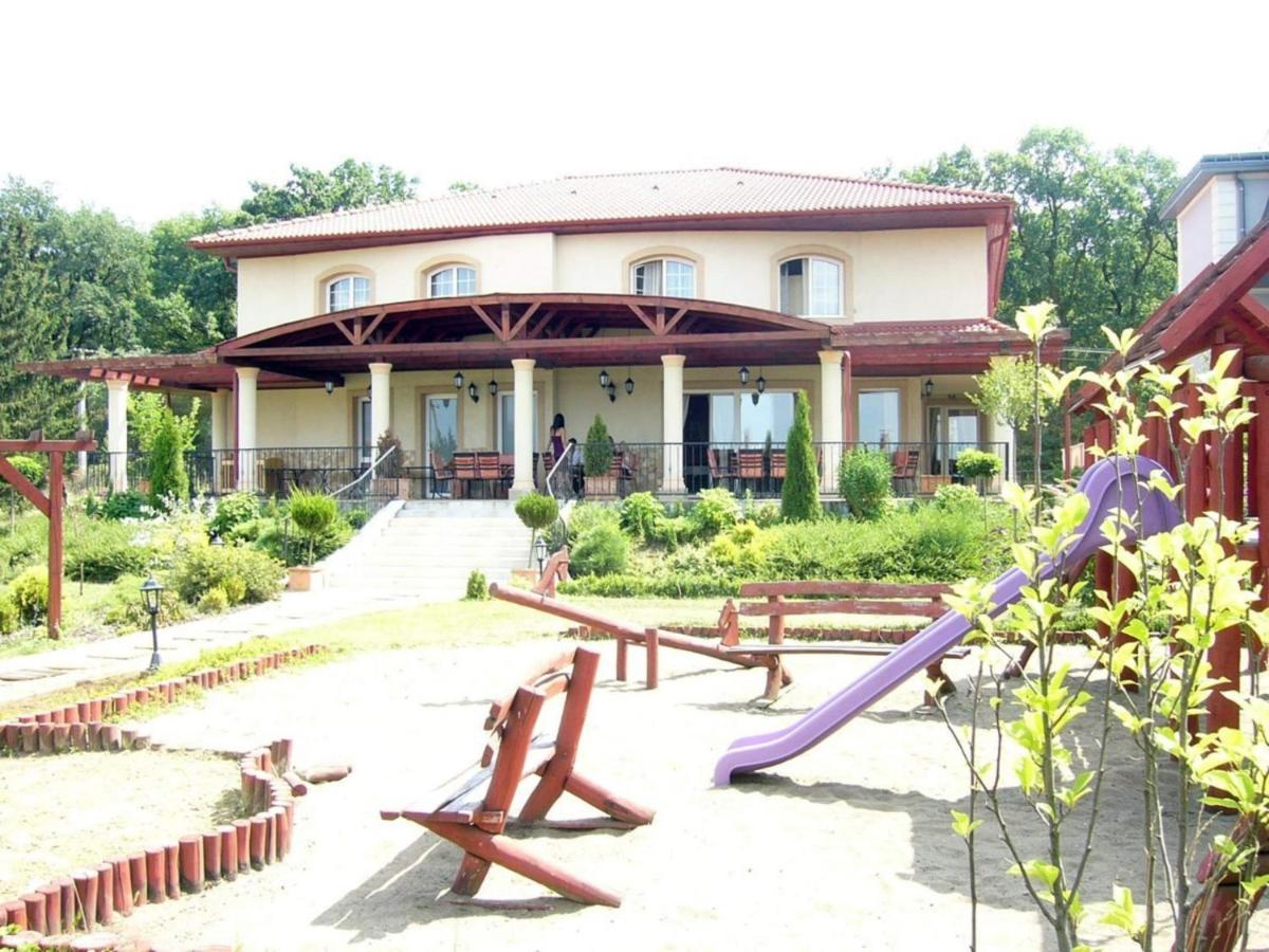 Staff Guest House Nyíregyháza Eksteriør billede