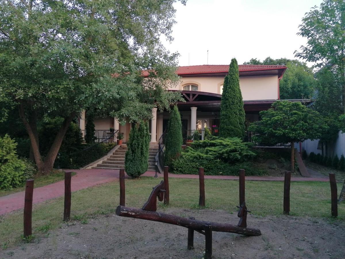 Staff Guest House Nyíregyháza Eksteriør billede